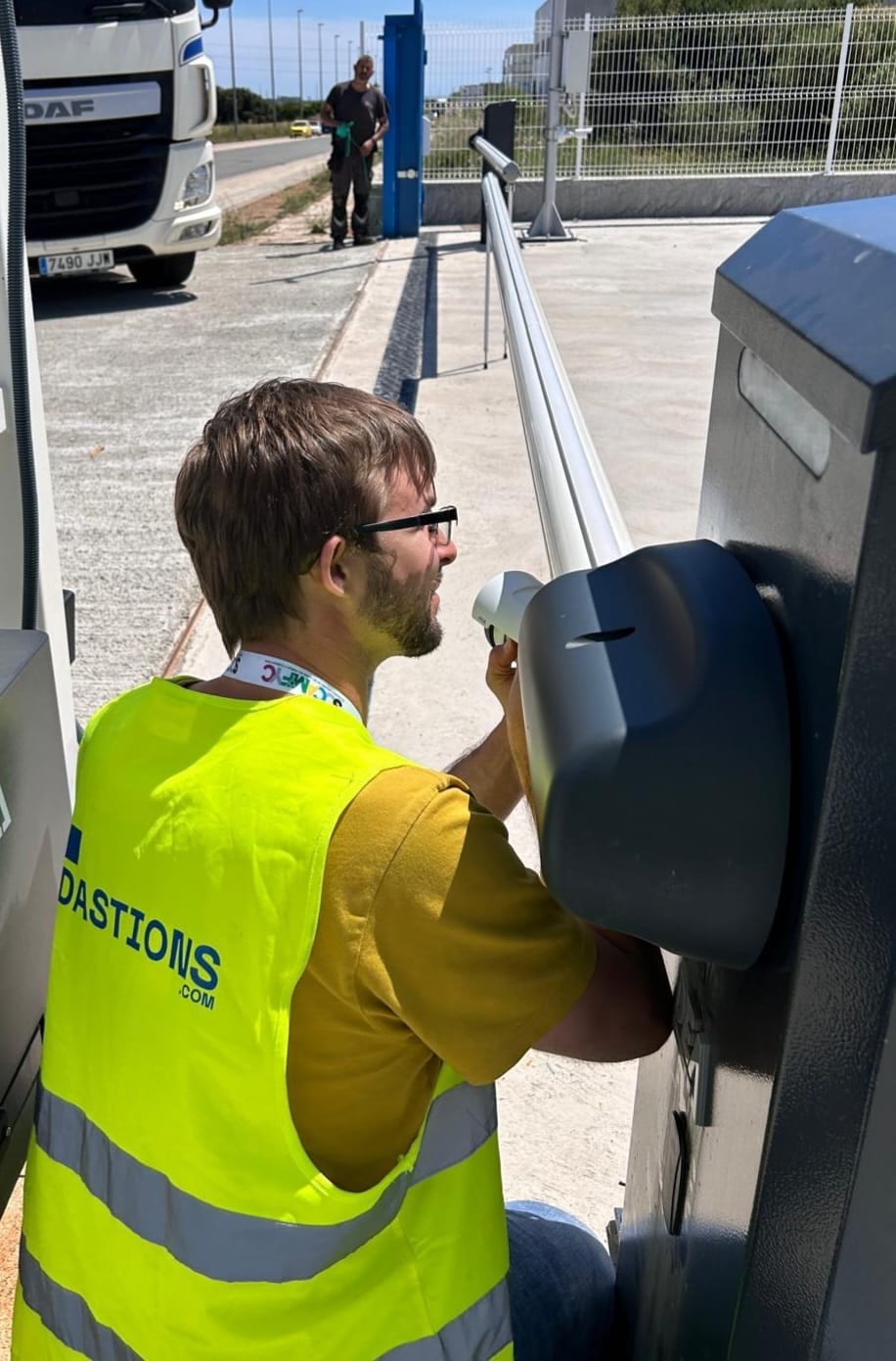 Tótem de autoservicio y control de accesos automatizado junto a una báscula de camiones