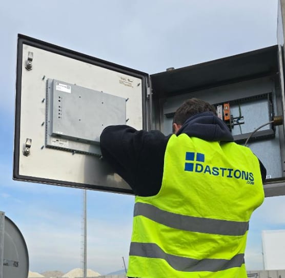 Técnico instalando el armario de automatización con pantalla de una báscula de camiones
