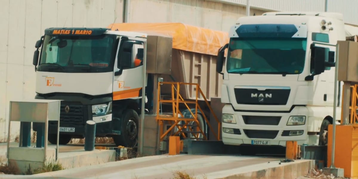 Dos camiones pesando sobre la báscula puente gestionados por el software Truck & Scales