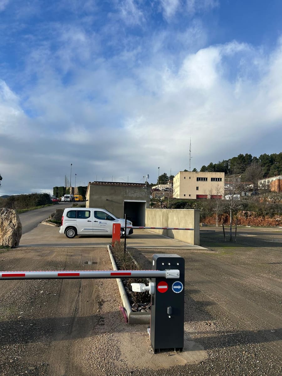 Barrera con cámara OCR y semáforos que lee la matrícula del camión y controla el acceso a la báscula