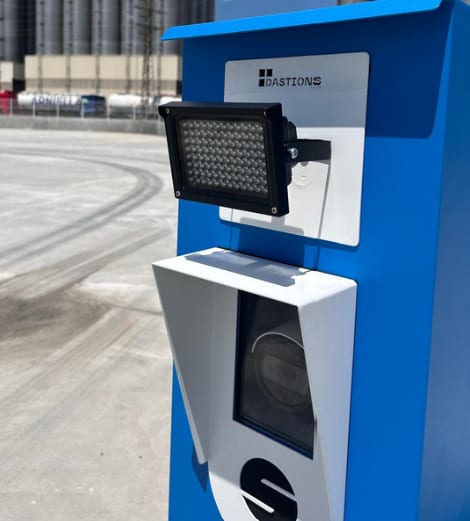 Tótem azul DASTIONS con cámara OCR que lee la matrícula del camión y conecta la pesada al ERP
