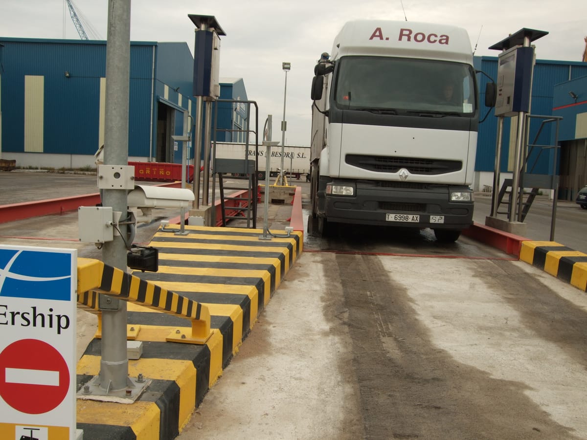 Camión pesando en una báscula puente con tótems y cámara instalados por un partner