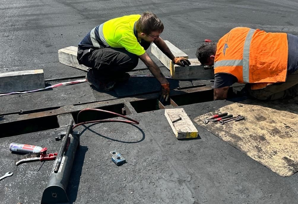 Instaladores partner montando una báscula de camiones