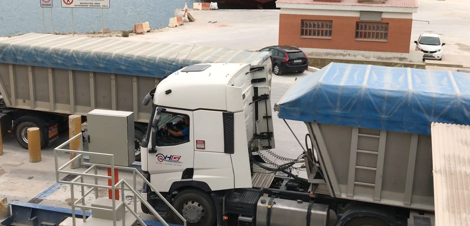 Camión pesando en una báscula puente con columna de control y automatización